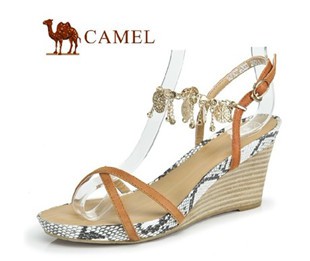 camel 骆驼 女鞋 2012新款 时尚流苏坡跟凉鞋 81074600
